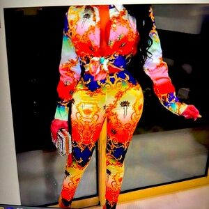 🧡excellent quality, two piece, skinny skinny legs, and matching top❤️🧡💙